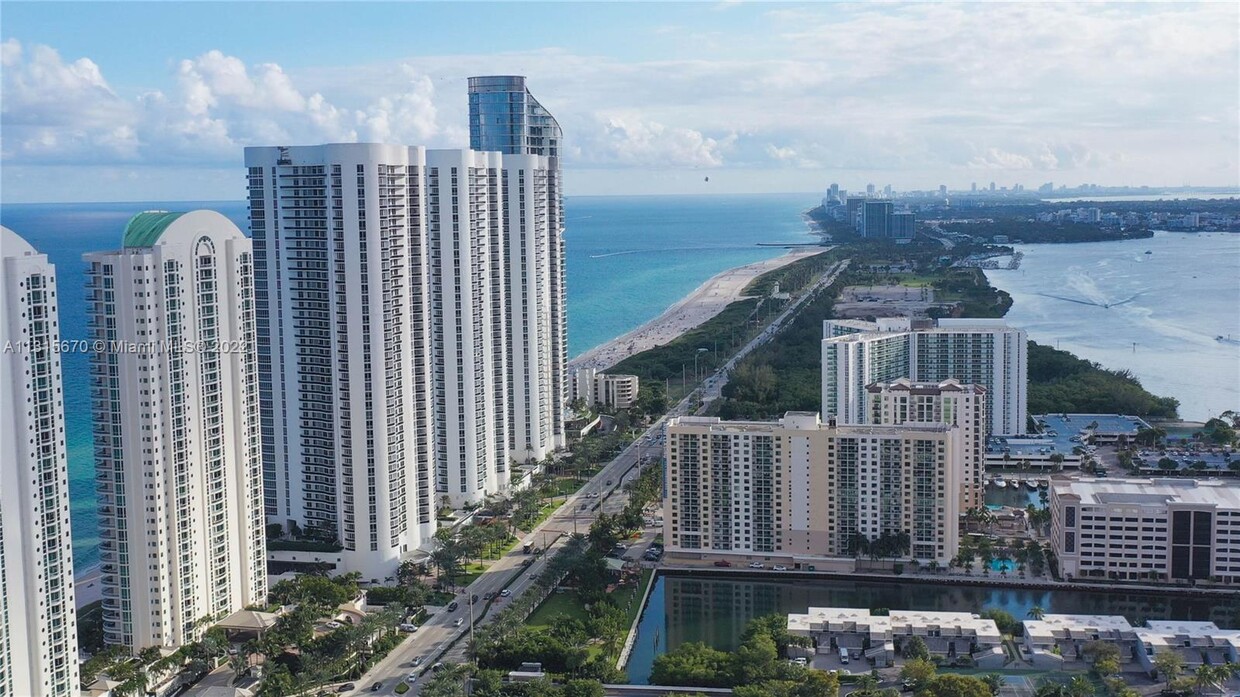 Foto principal - 200 Sunny Isles Blvd