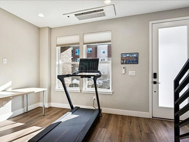 Building Photo - 3073 W Bates Ave