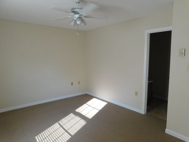 Building Photo - Townhouse Available