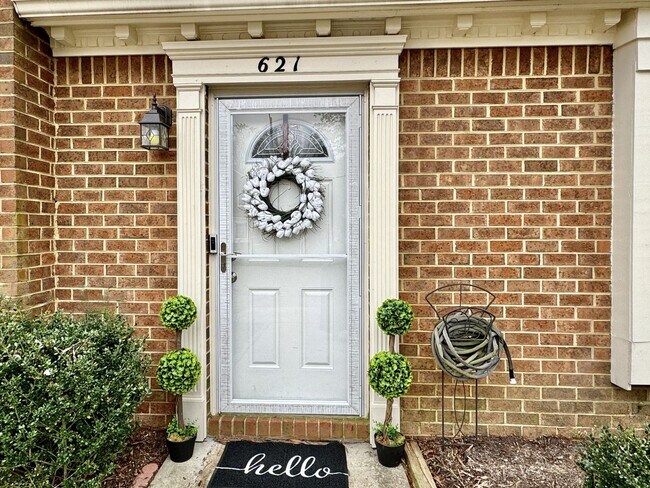 Foto del edificio - End Unit Available 05-06-25! Pet Friendly ...