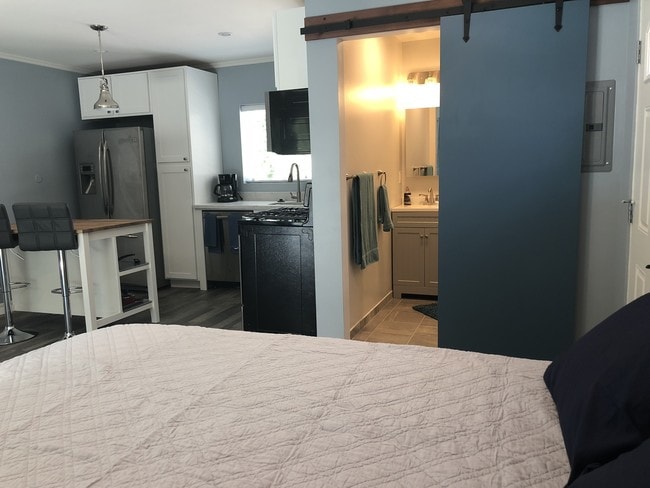 Foto del edificio - 6331 Longridge Ave