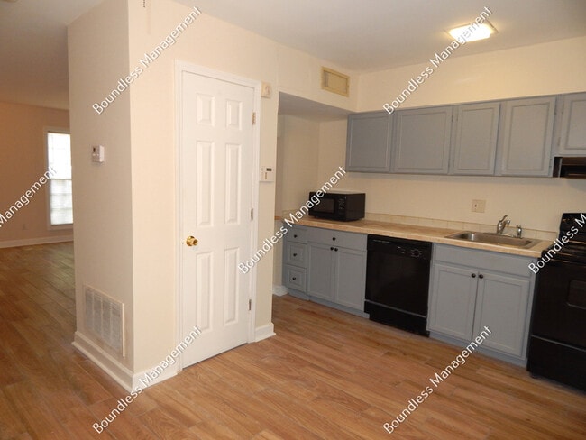 Building Photo - 3081 Colonial Way