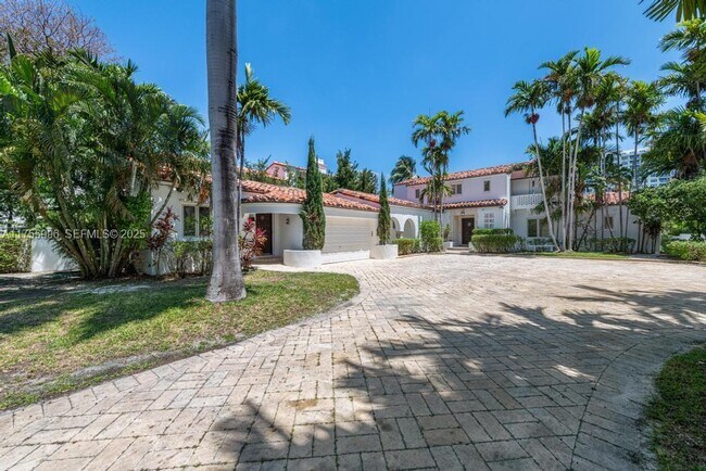 Foto del edificio - 5661 Pine Tree Dr