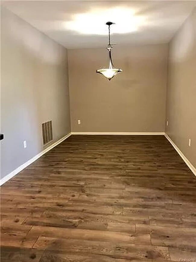 Building Photo - Beautiful Ranch 2 bed/2 bath Condominium