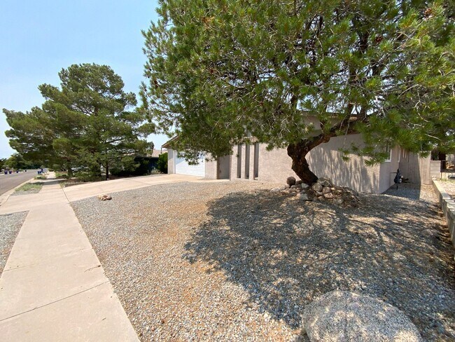 Foto del edificio - 3 Bedroom Single Story Home Available Near...