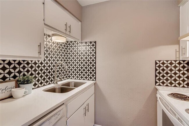 Building Photo - 5215 St Georges Green