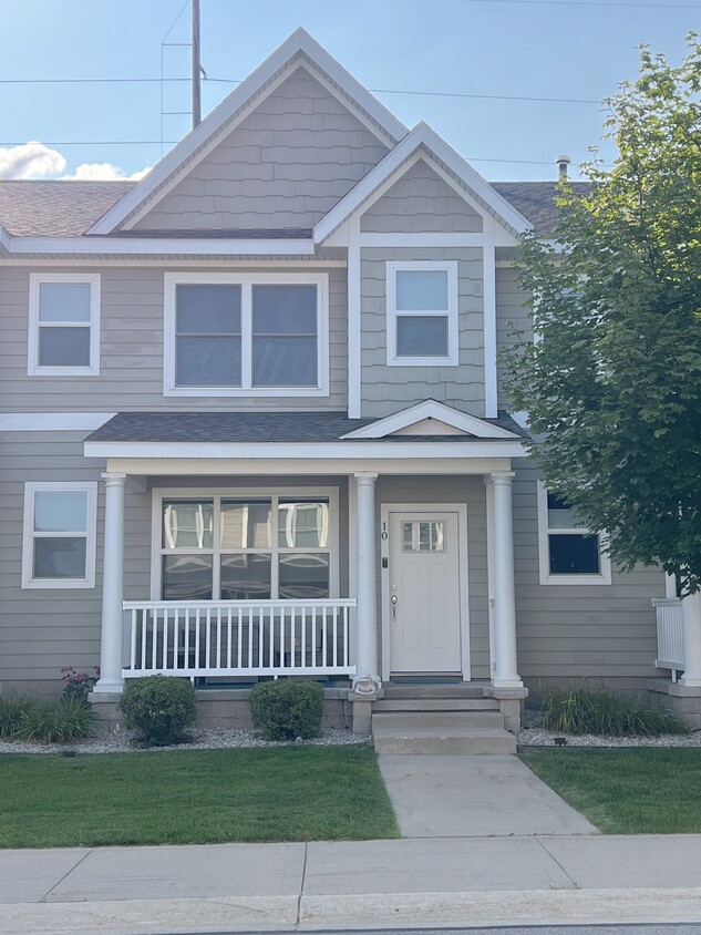 Front of townhome - 982 Lake Ridge Dr