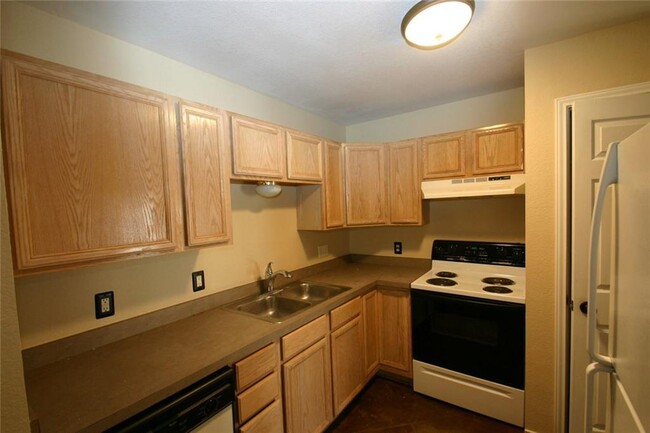 Building Photo - 221 Princess Jennifer Dr