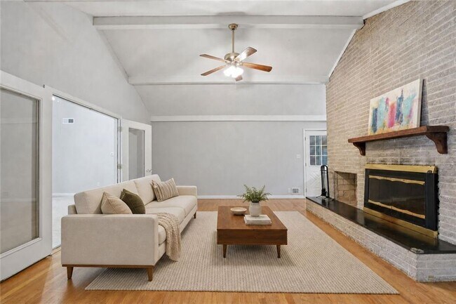Foto del edificio - 2209 Cherring Ln