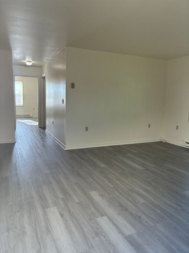 Foto del edificio - Bright & Spacious 2BR Top-Floor Apartment ...
