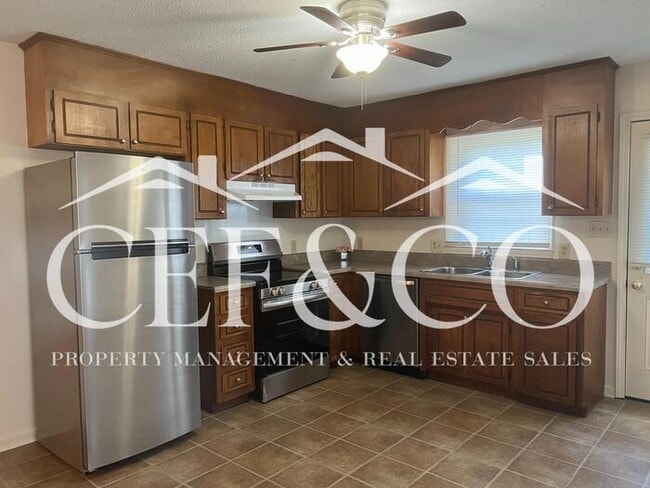 Building Photo - Beautifully maintained 2 bedroom 1.5 bathroom duplex, now available.