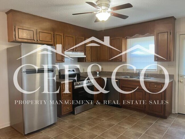 Foto del edificio - Beautifully maintained 2 bedroom 1.5 bathroom duplex, now available.
