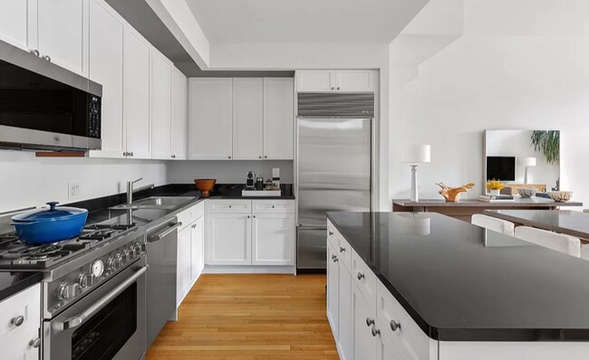 Building Photo - 252 7th Ave