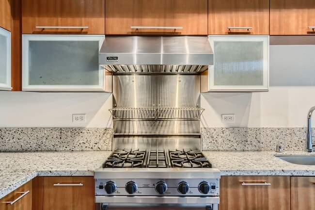 Building Photo - Gorgeous 2 Bed Unit @ The Gallery - Bellto...