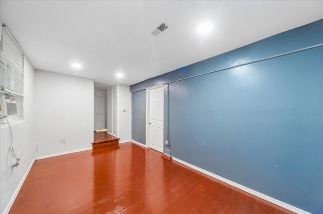 Building Photo - 1645 W Beach Ave