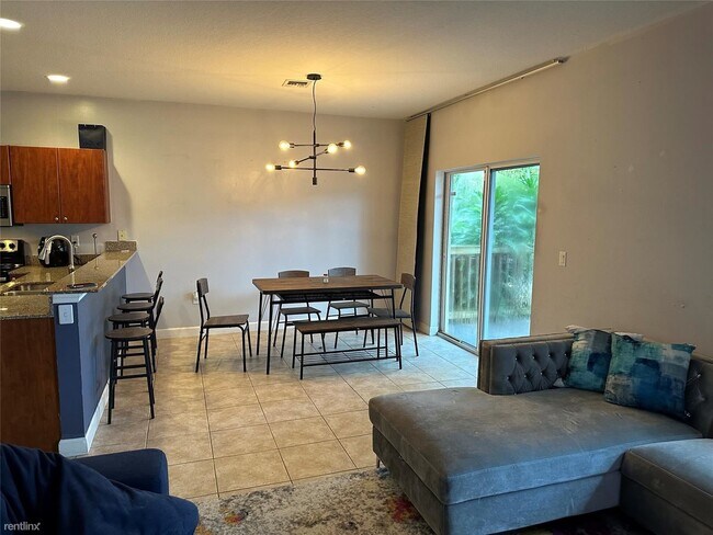 Foto del edificio - 3 br, 2.5 bath Townhome - 725 NE 43rd St