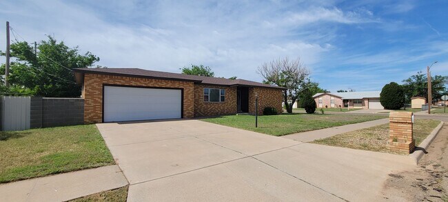 Foto del edificio - LARGE BRICK HOME CORNER LOT