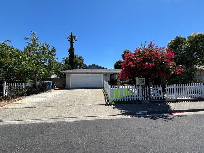Foto del edificio - Move-In Ready Home with Remodeled Kitchen and Baths