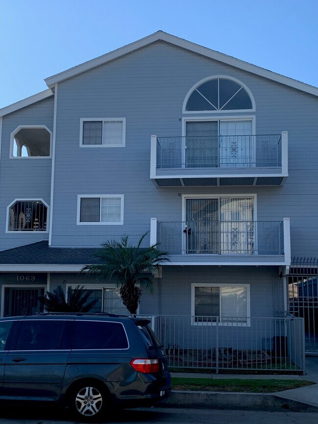 Foto del edificio - 1069 Raymond Ave