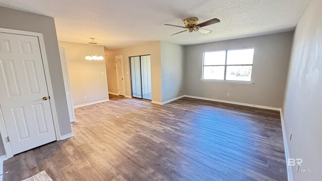 Building Photo - 512 Lake Forest Blvd