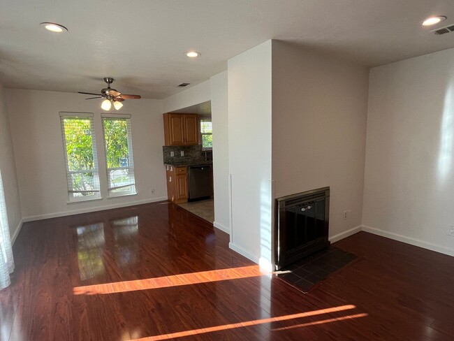 Building Photo - 3 bed, 2 bath with AC, hardwood/laminate f...