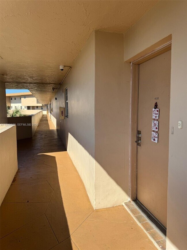 Building Photo - 8897 Fontainebleau Blvd