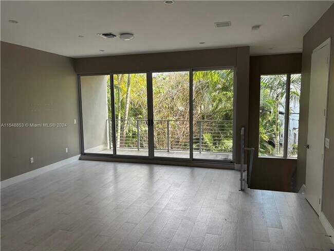 Foto del edificio - 630 NE 12th Ave