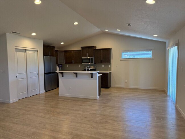 Foto del edificio - 3 Bedroom / 2 Bathroom in NW Redmond OR