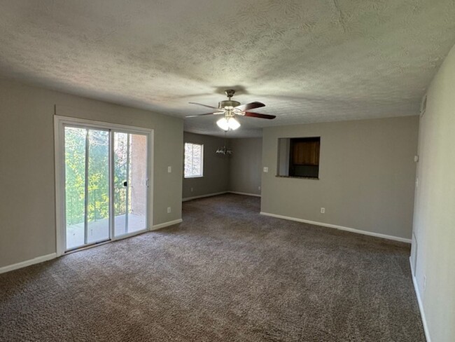 Building Photo - 2 Bedroom Condo Available for Immediate Oc...