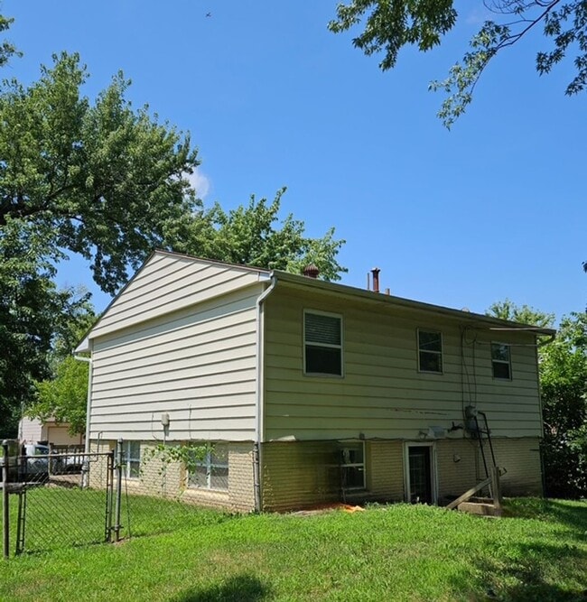Building Photo - 1711 Viking Dr