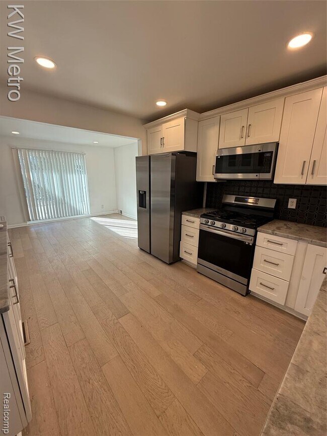 Foto del edificio - 1440 W Square Lake Rd