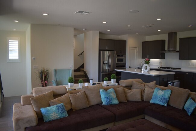 Foto del edificio - 3 Story 4 Bedroom 3.5 Bath Home in Del Sur...