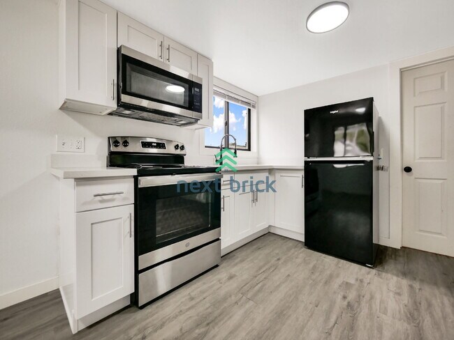 Building Photo - 1 BED & 1 BATH DUPLEX AVAILABLE FOR RENT