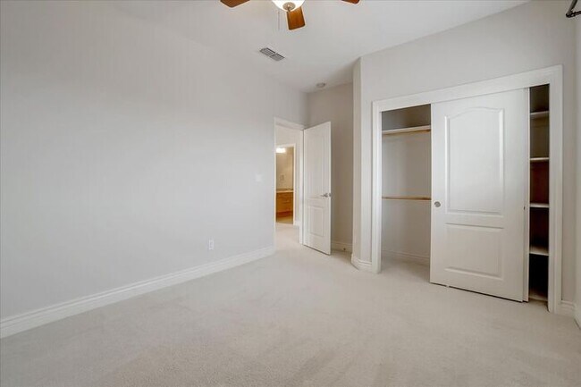 Building Photo - CLEAN AND GORGEOUS 4 BEDROOM, 3 BATH, 2 ST...