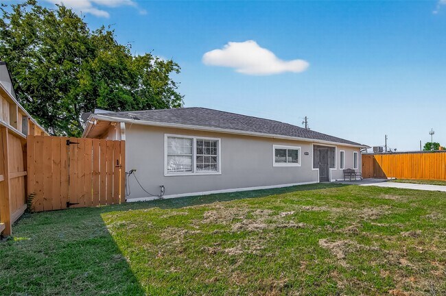 Building Photo - 5714 Southwind St