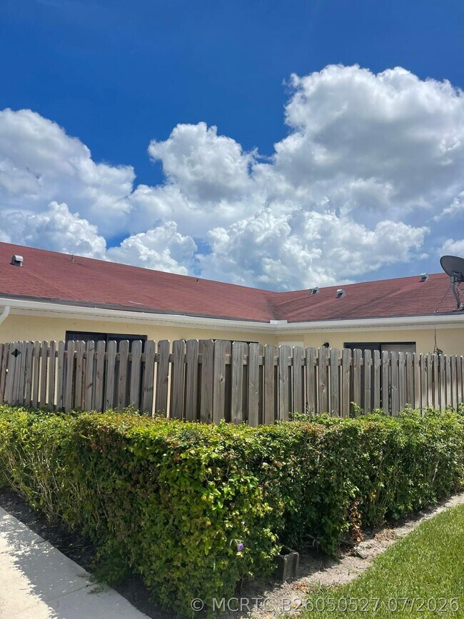 Foto del edificio - 4379 Woodstock Dr