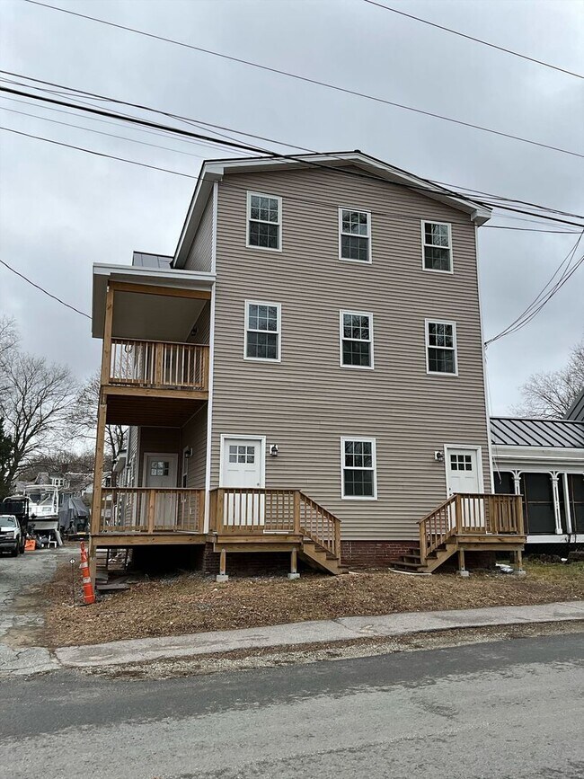 Building Photo - 90 Elm St