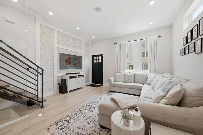 Foto del edificio - Detached Luxury 4BR/3B Retreat with Skyline Rooftop Deck, Wet Bars, Driveway & Massive Yard