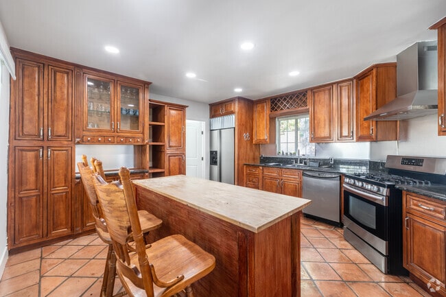 Interior Photo - 9501 Clybourn Ave