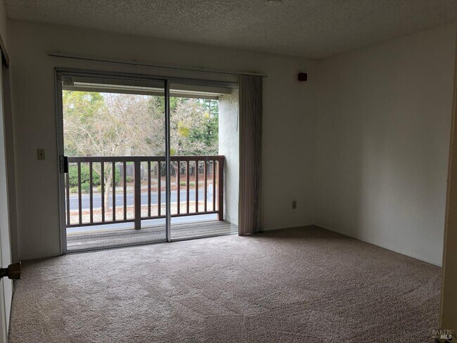 Building Photo - 1023 Golf Course Dr