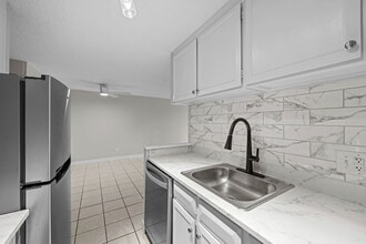 Building Photo - 799 Dahlia St