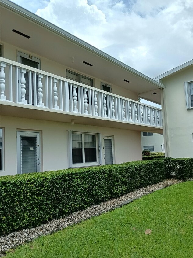 15 Berkshire A, West Palm Beach, FL 33417 Condo for Rent in West Palm Beach, FL