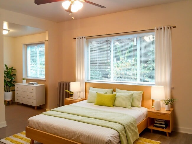 Living room/Bedroom - 1528 W Pratt Blvd