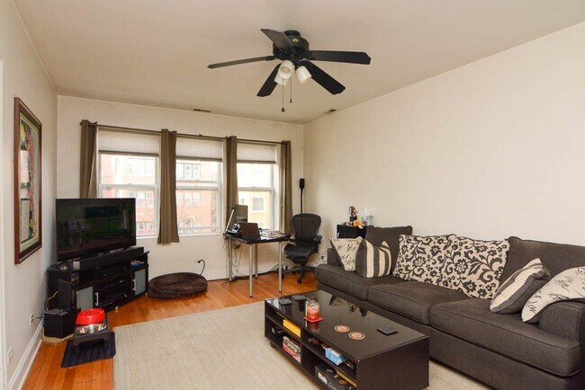 Foto del edificio - 6305 N Claremont Ave