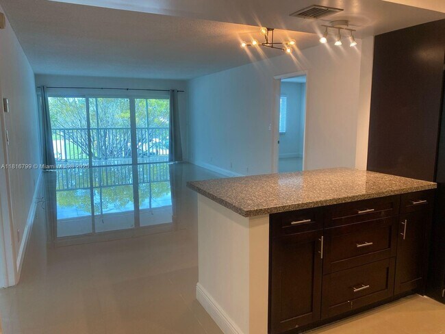 Foto del edificio - 100 Lakeview Dr