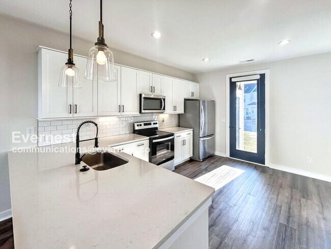 Foto del edificio - Lovely 2-Bedroom Townhome with Hookups / P...
