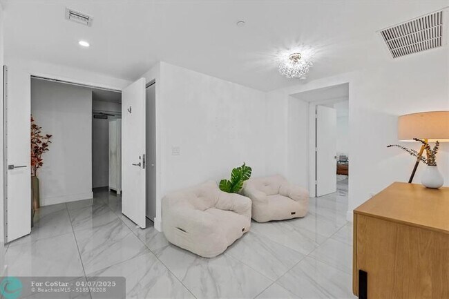 Foto del edificio - 650 NE 32nd St