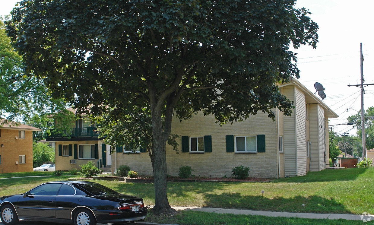 Building Photo - 7811 W Hampton Ave