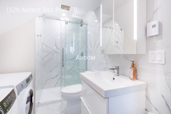 Building Photo - 1520 Av des Pins O