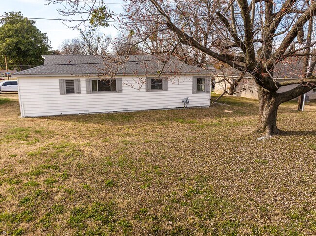 Building Photo - **Move-In Special** Freshly Updated 3 Bedr...
